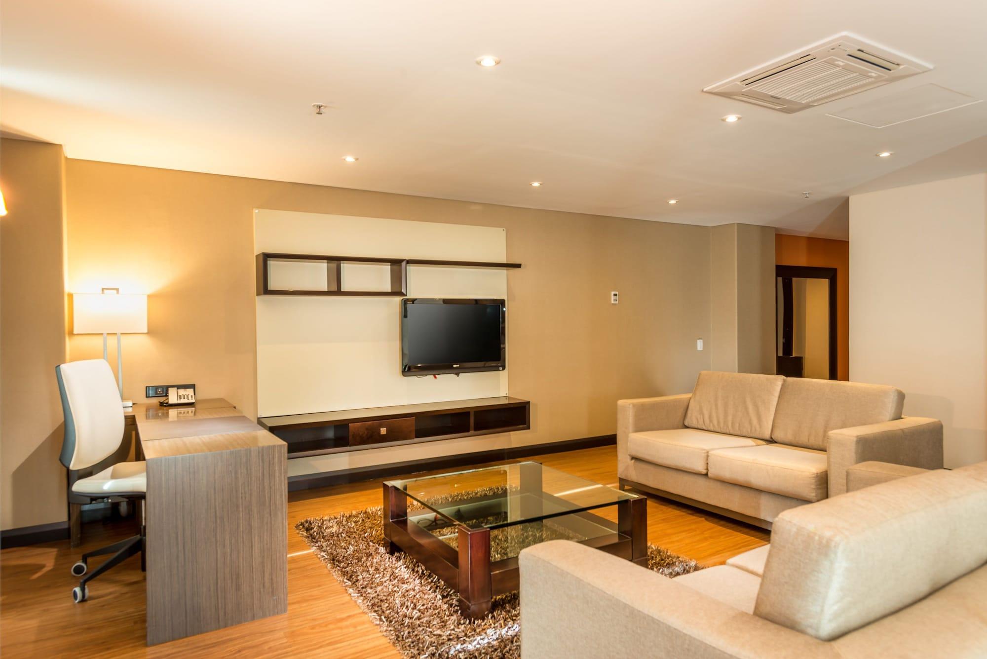 Casa Dann Carlton Hotel & Spa Bogotá Exterior foto A living room in a hotel suite