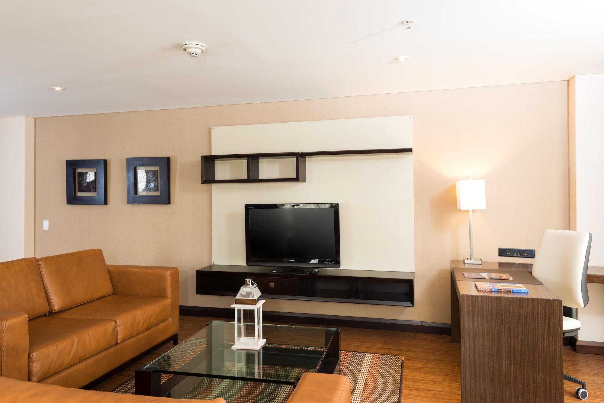 Casa Dann Carlton Hotel & Spa Bogotá Exterior foto A living room in a hotel