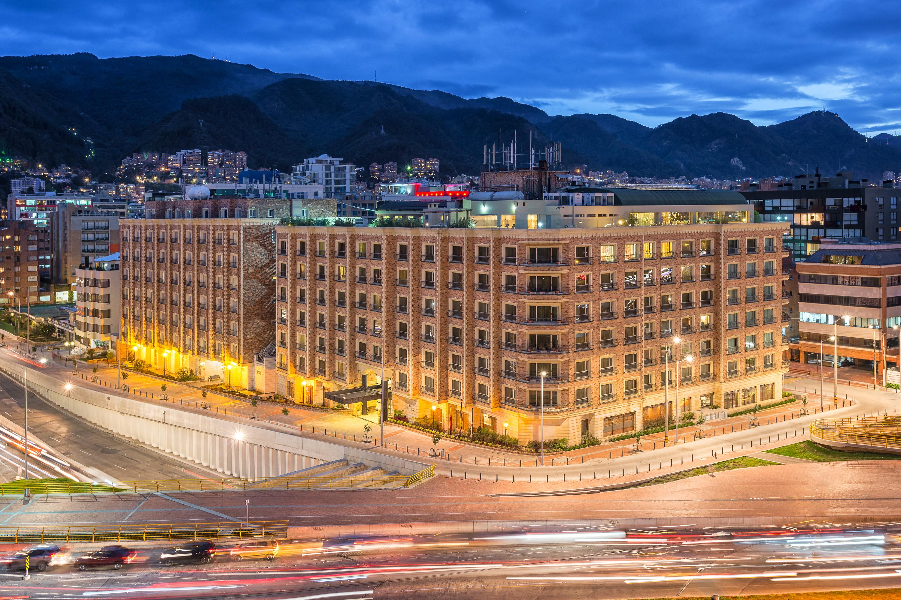 Casa Dann Carlton Hotel & Spa Bogotá Exterior foto The hotel at night